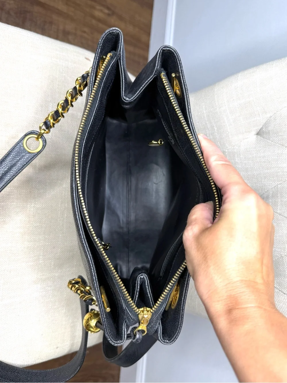 Authentic Chanel CC black caviar leather shoulder bag tote gold hardware